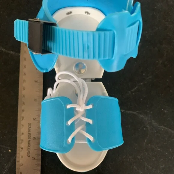 LINDBES | Child Size Adjustable Double Row Skates - Picture 4 of 7